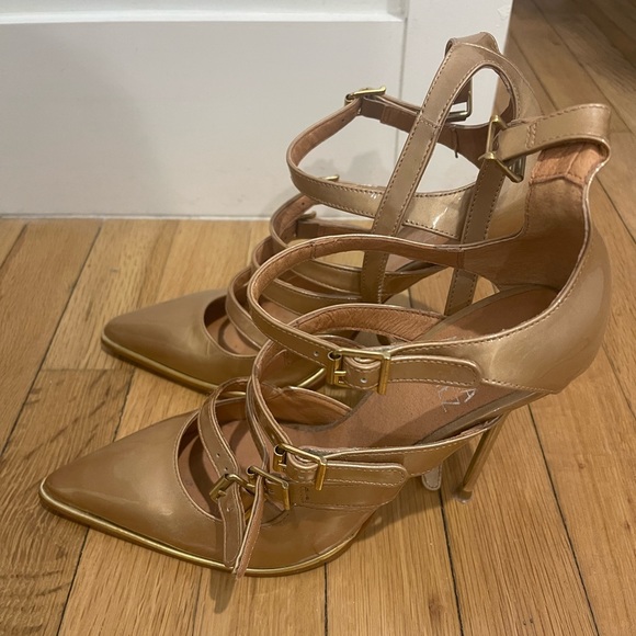 Andrea Gomez Buckle Pump Heel - Picture 3 of 6